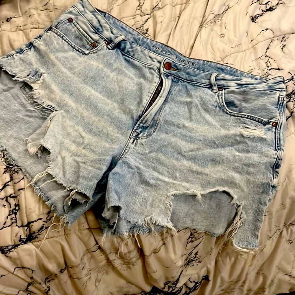 American eagle shorts!! Size 18 :))